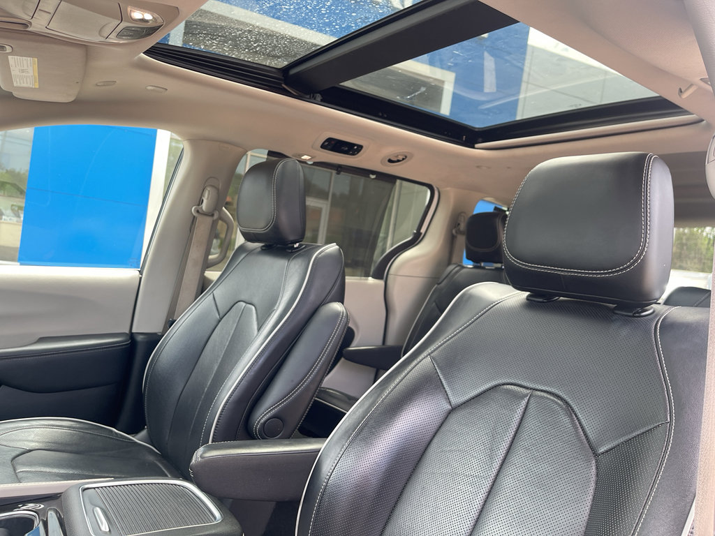 Used 2023 Chrysler Pacifica Limited FWD image 21