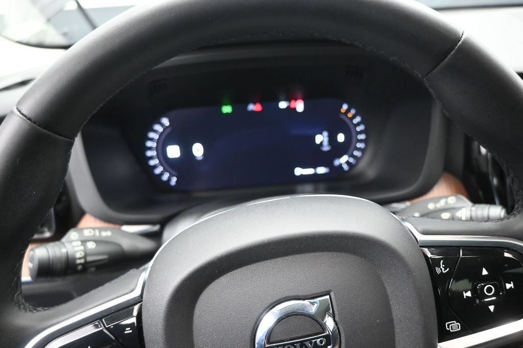 Certified 2024 Volvo XC60 B5 Plus AWD/4WD image 12