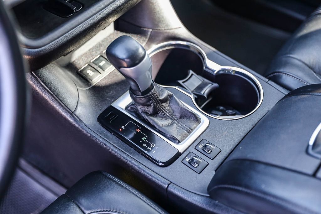 Used 2017 Toyota Highlander SE w/ Carpet Mat Package AWD/4WD image 19