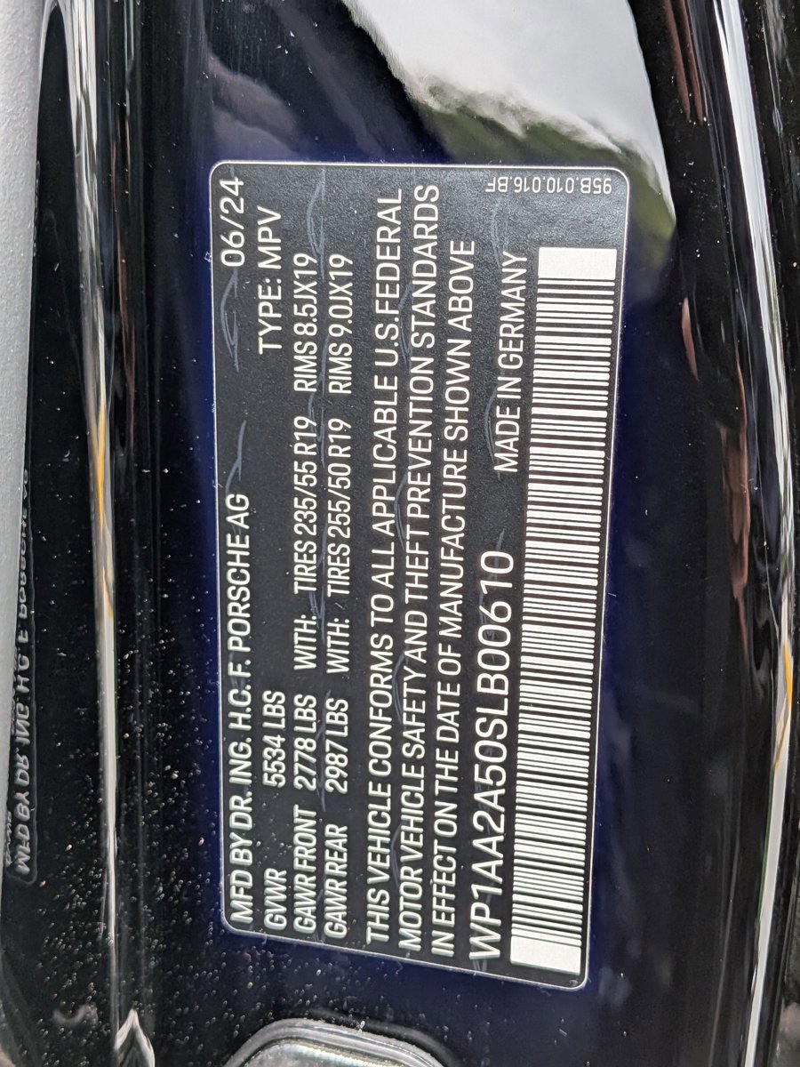 Certified 2025 Porsche Macan AWD/4WD image 28