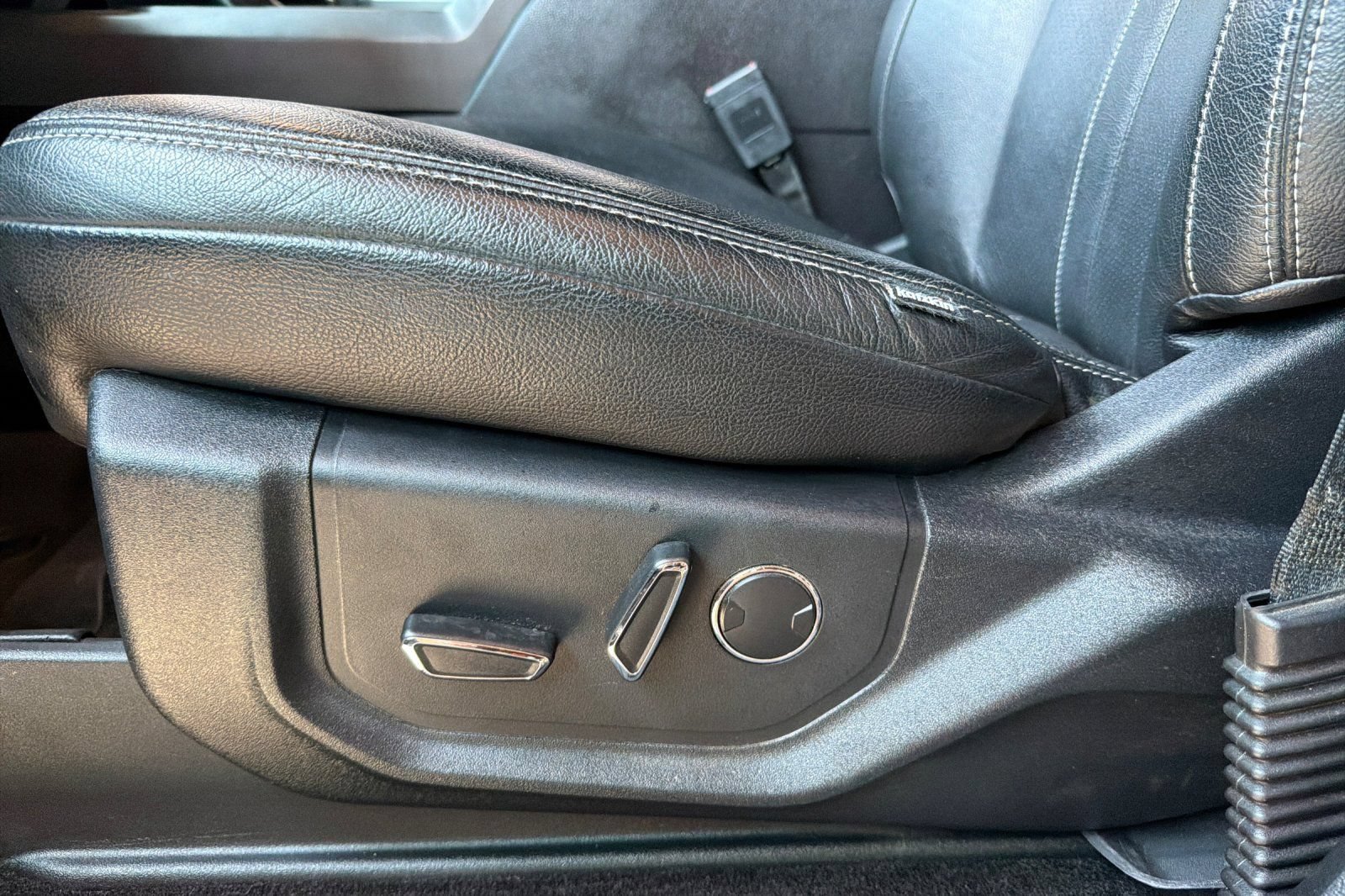 Used 2018 Ford F150 XLT w/ Equipment Group 302A Luxury AWD/4WD image 15