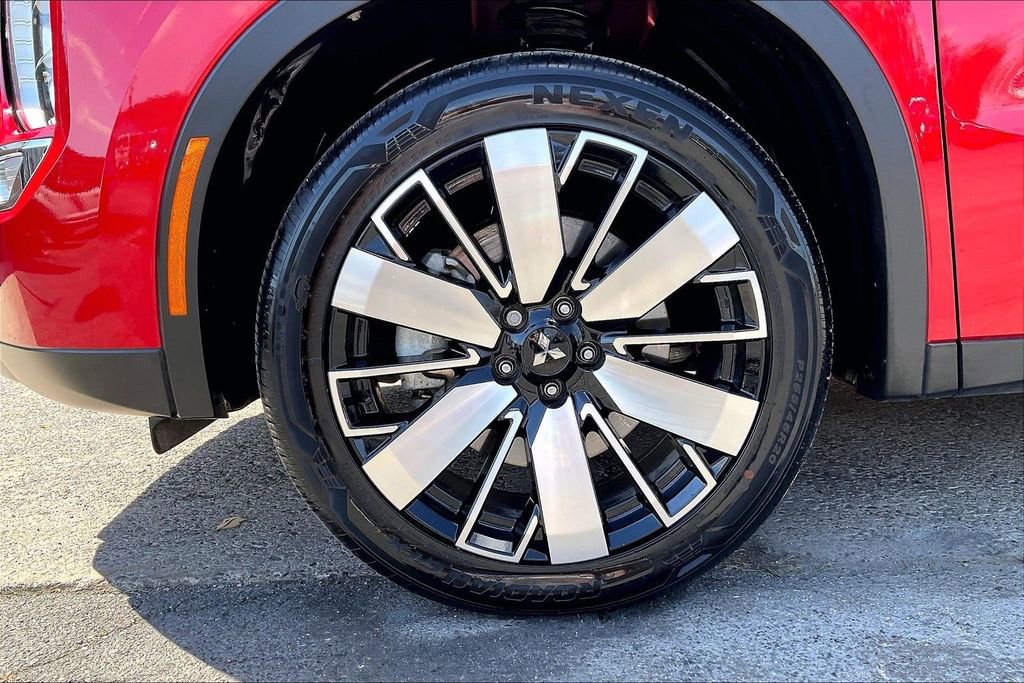 Used 2025 Mitsubishi Outlander SE image 9