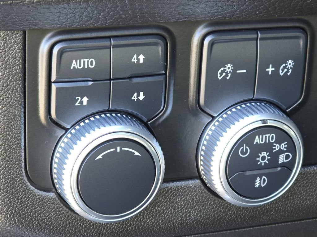 Used 2021 GMC Yukon Denali w/ Denali Premium Package image 12