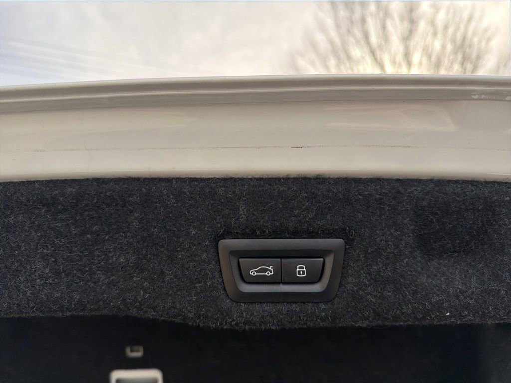 Used 2025 BMW i5 xDrive40 w/ Premium Package image 28