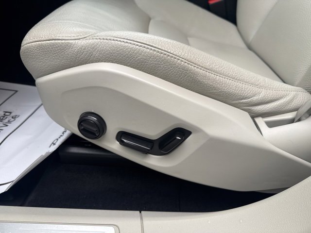 Used 2022 Volvo XC60 B5 Momentum w/ Climate Package image 16