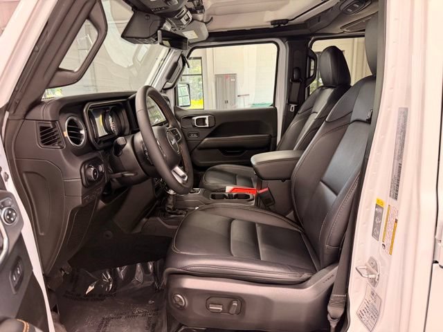 Used 2024 Jeep Wrangler Unlimited Sahara w/ Dual Top Group AWD/4WD image 21