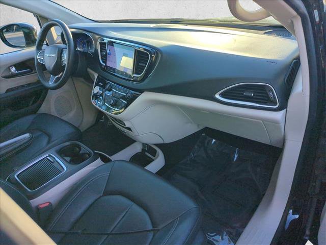 Used 2024 Chrysler Pacifica Touring-L FWD image 21