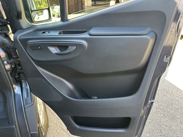 Used 2021 Mercedes-Benz Sprinter 2500 image 30