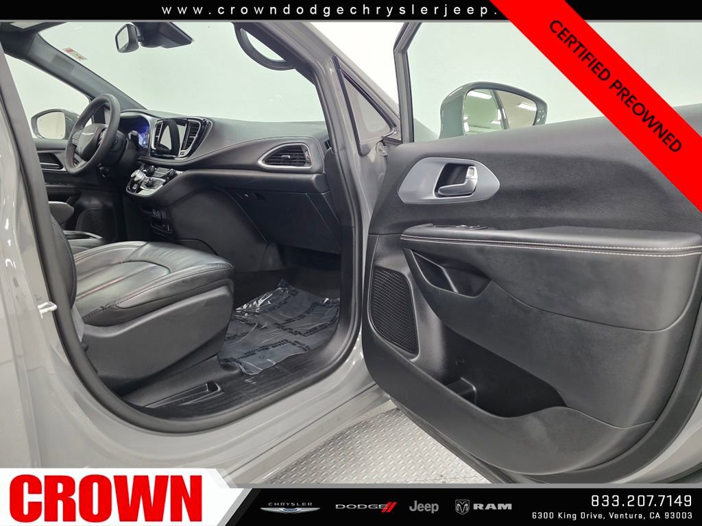 Certified 2022 Chrysler Pacifica Touring-L w/ S Appearance Package image 16
