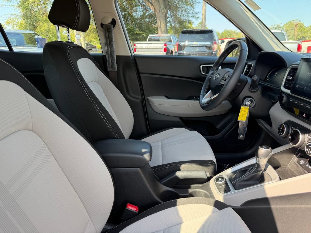 Used 2023 Hyundai Venue SEL FWD image 9