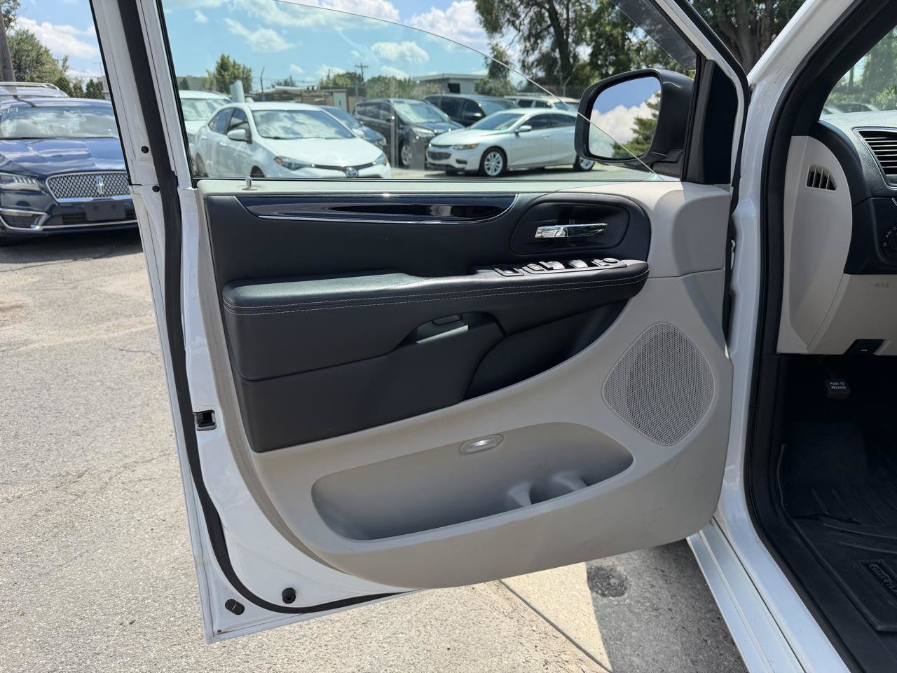 Used 2017 Dodge Grand Caravan SXT w/ Driver Convenience Group FWD image 13