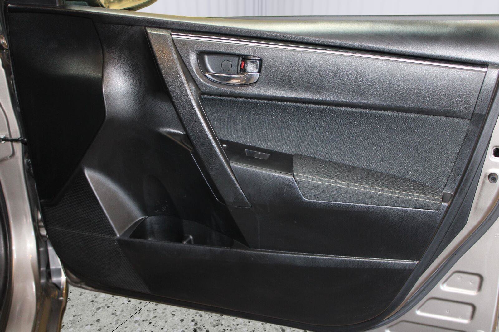 Used 2018 Toyota Corolla LE FWD image 38