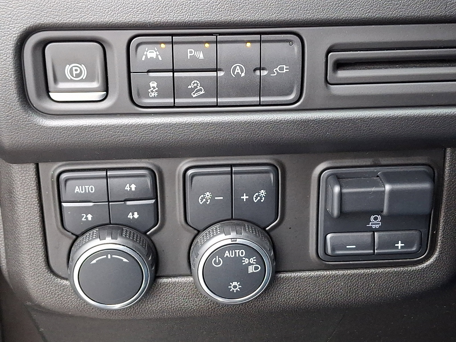 Used 2021 Chevrolet Tahoe Z71 w/ Z71 Signature Package image 28