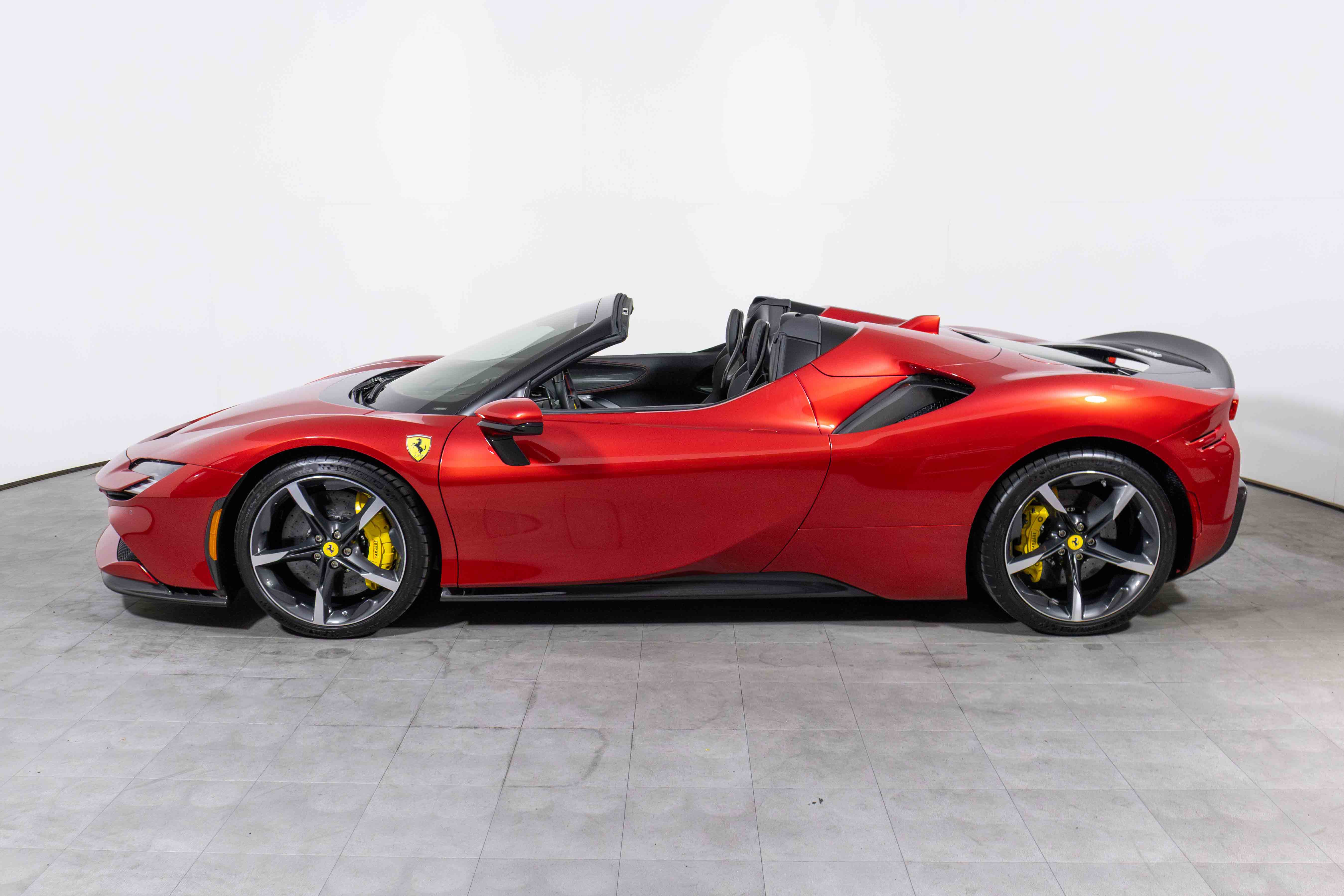 Used 2023 Ferrari SF90 Spider image 5
