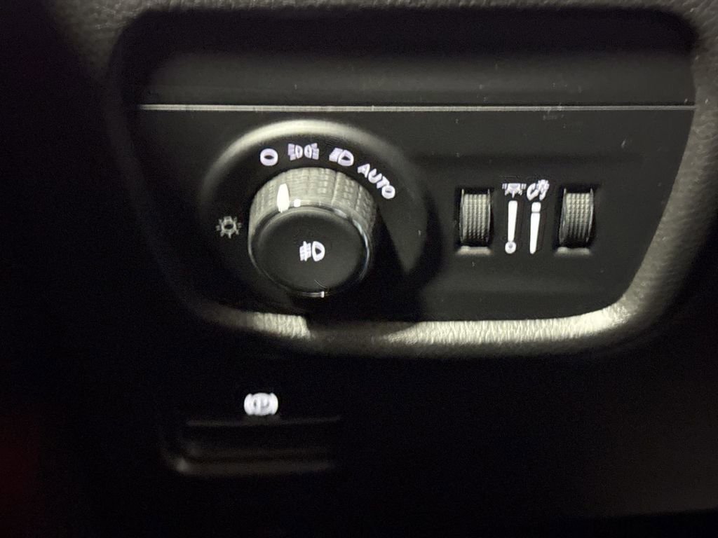 Used 2023 Jeep Grand Cherokee L Limited w/ Black Appearance Package image 19