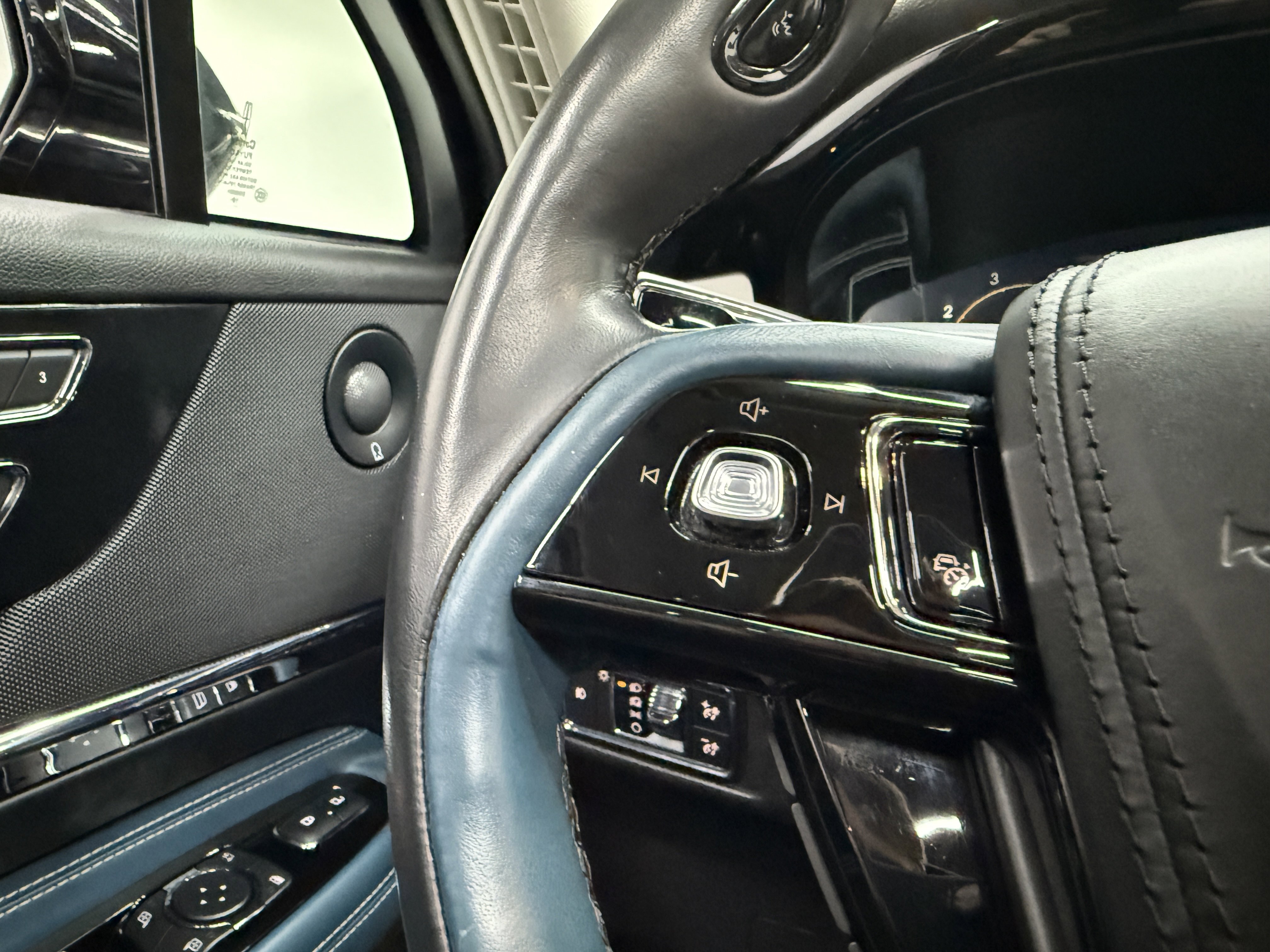 Used 2020 Lincoln Corsair Reserve w/ Equipment Group 202A image 16