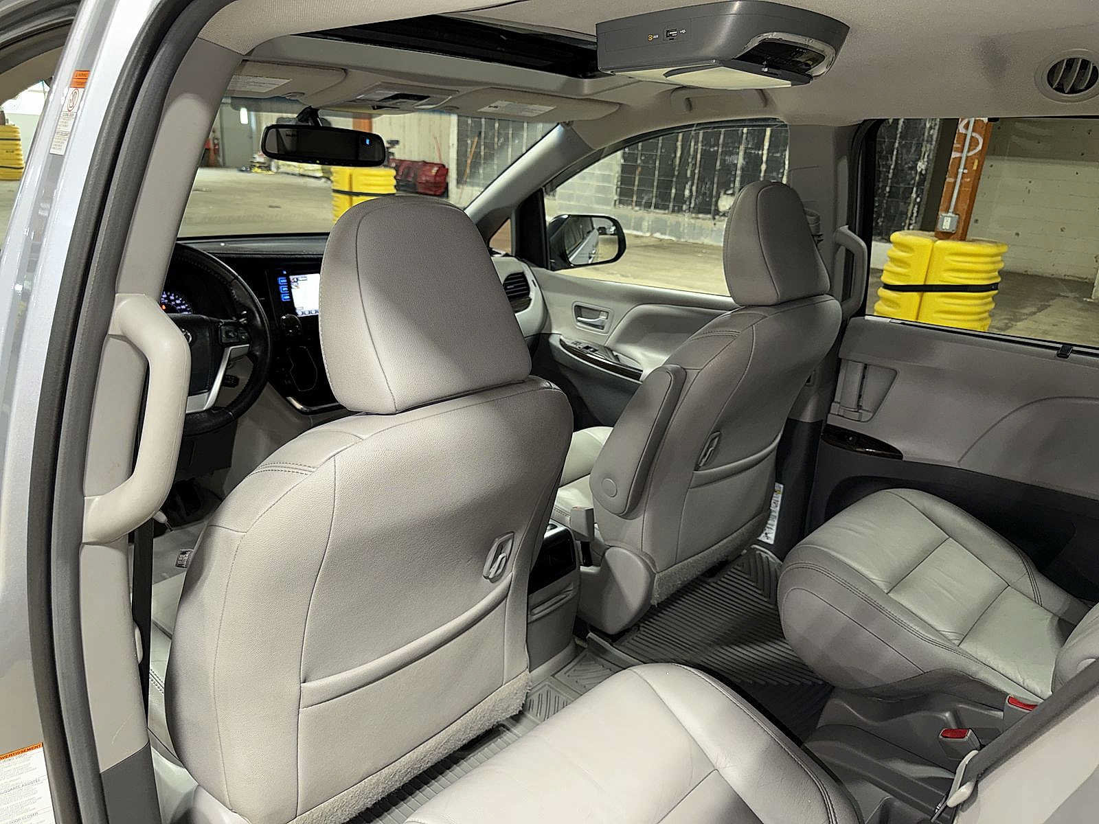 Used 2015 Toyota Sienna XLE w/ XLE Navigation Package FWD image 31