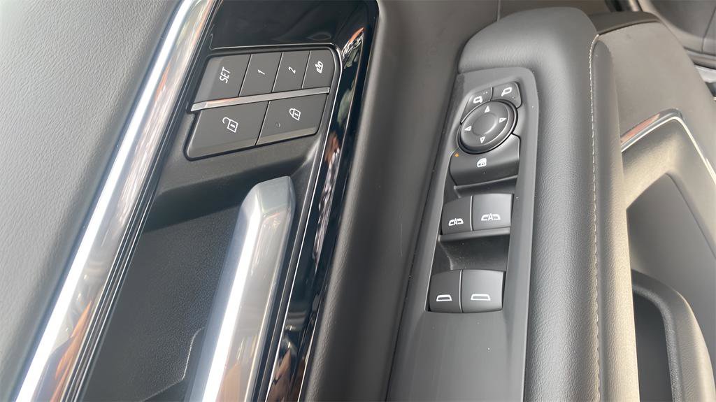 Used 2025 Chevrolet Suburban Z71 image 12