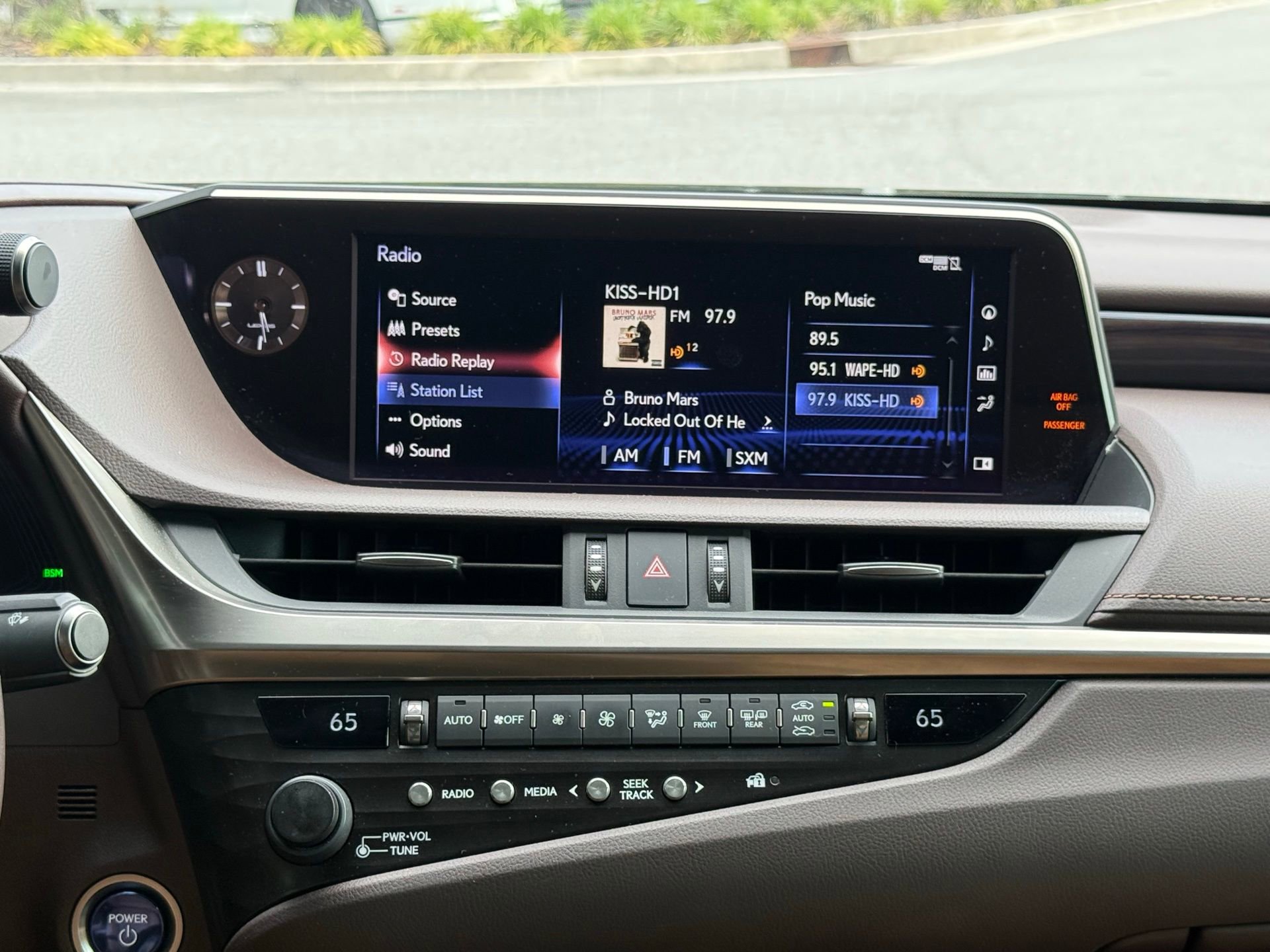 Used 2020 Lexus ES 300h w/ Premium Package FWD image 31