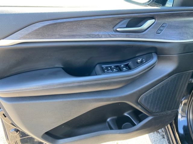 Used 2023 Jeep Grand Cherokee Limited AWD/4WD image 16