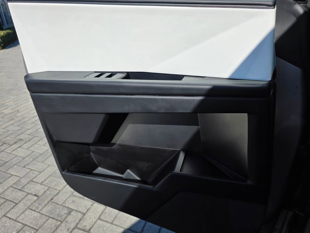Used 2024 Tesla Cybertruck AWD Crew Cab image 27