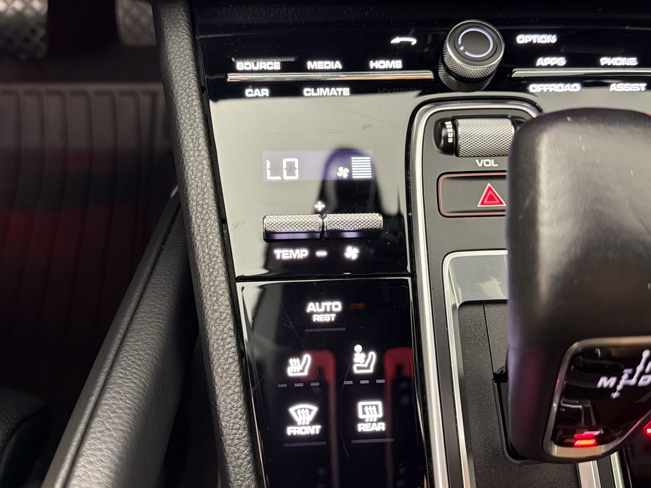 Certified 2021 Porsche Cayenne Coupe AWD/4WD image 18