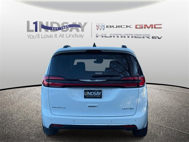 Used 2023 Chrysler Pacifica Limited image 3