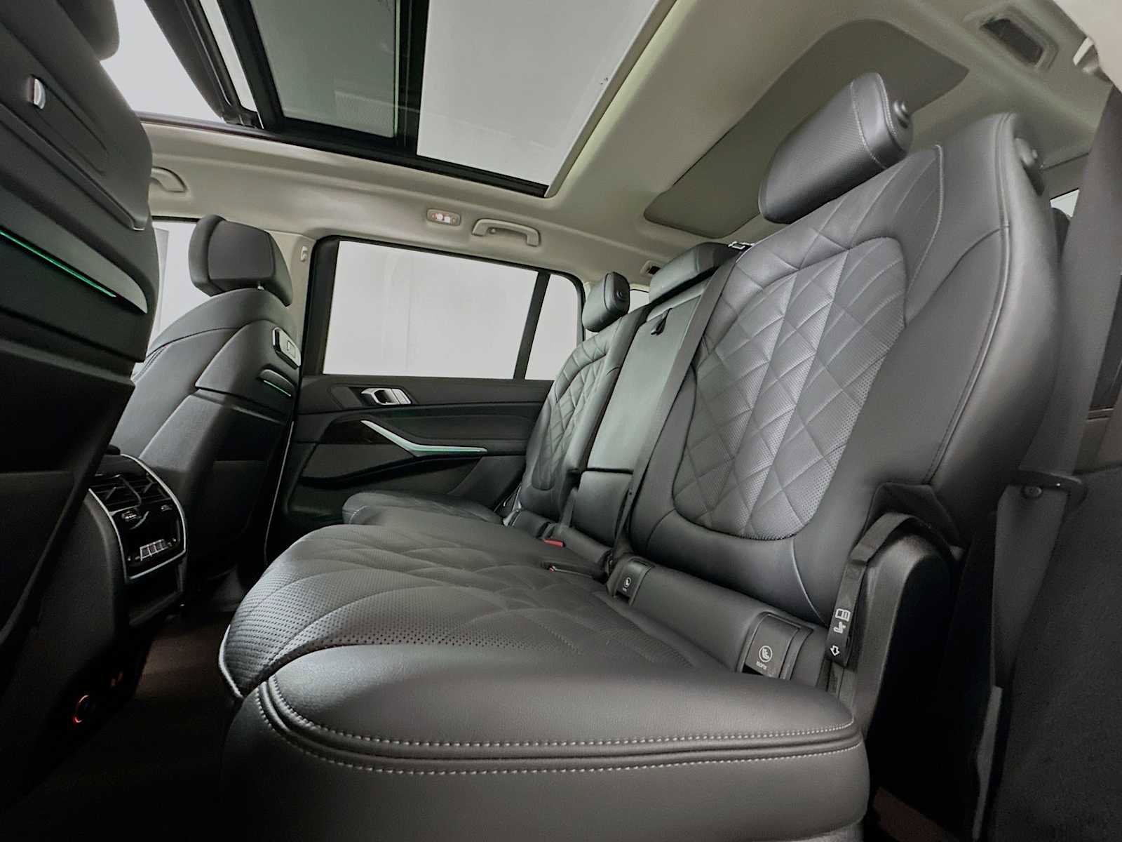 Used 2024 BMW X7 xDrive40i w/ Premium Package image 23