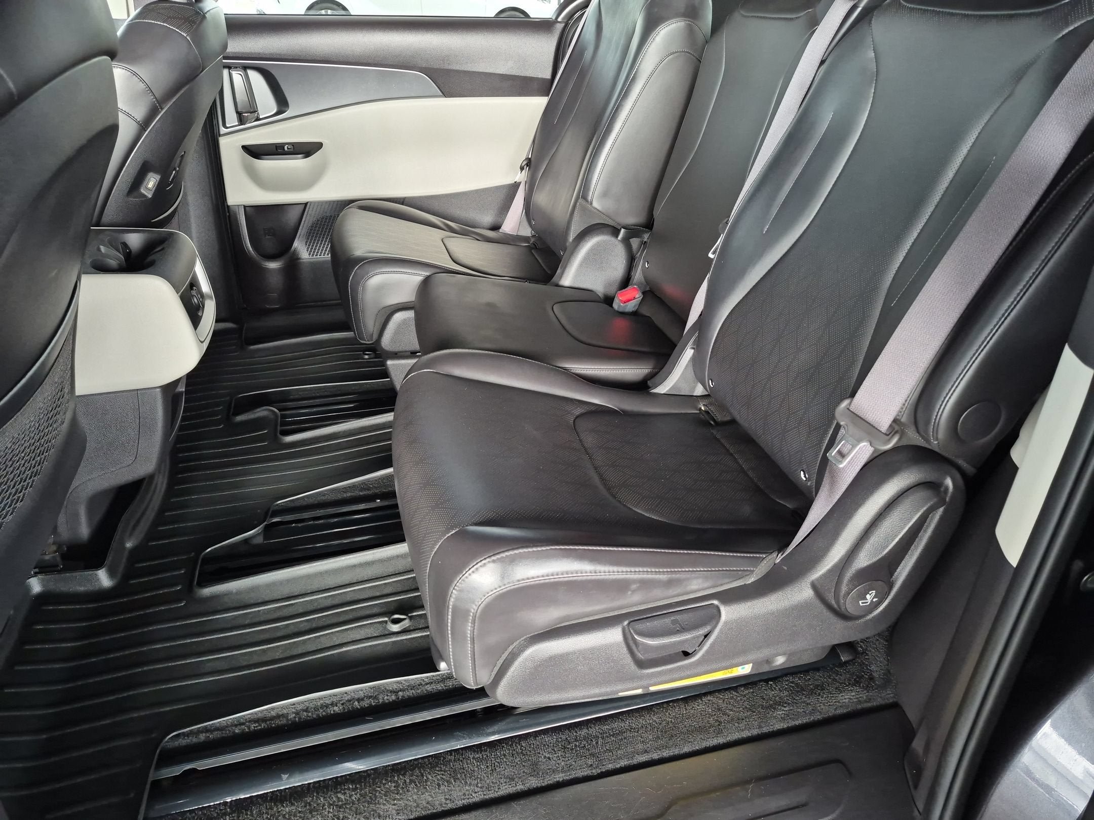 Used 2024 Kia Carnival LX FWD image 15