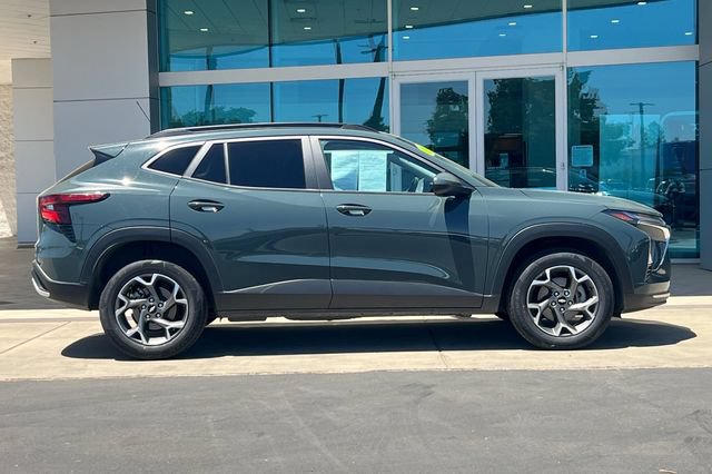 Used 2025 Chevrolet Trax LT FWD image 3