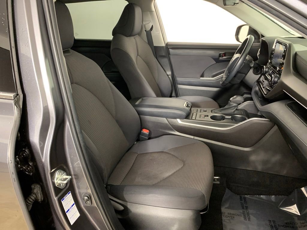 Used 2022 Toyota Highlander LE AWD/4WD image 36