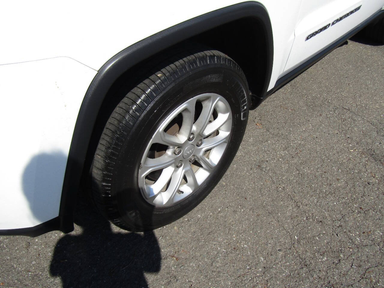 Used 2021 Jeep Grand Cherokee Laredo AWD/4WD image 28