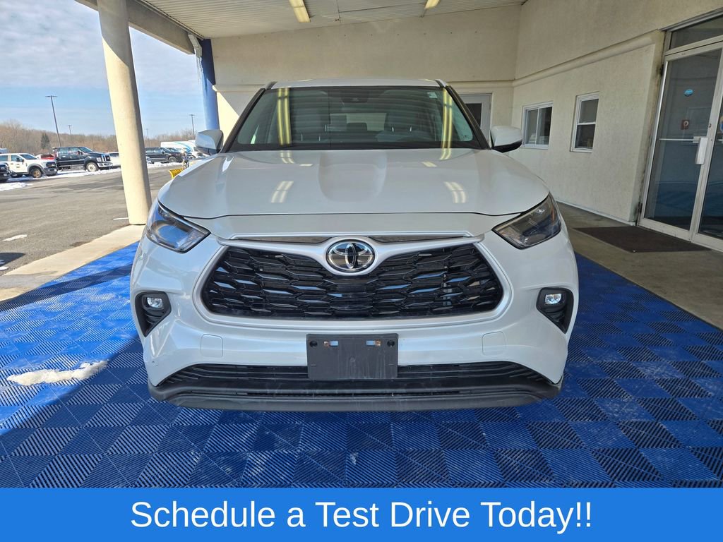 Used 2023 Toyota Highlander LE image 2