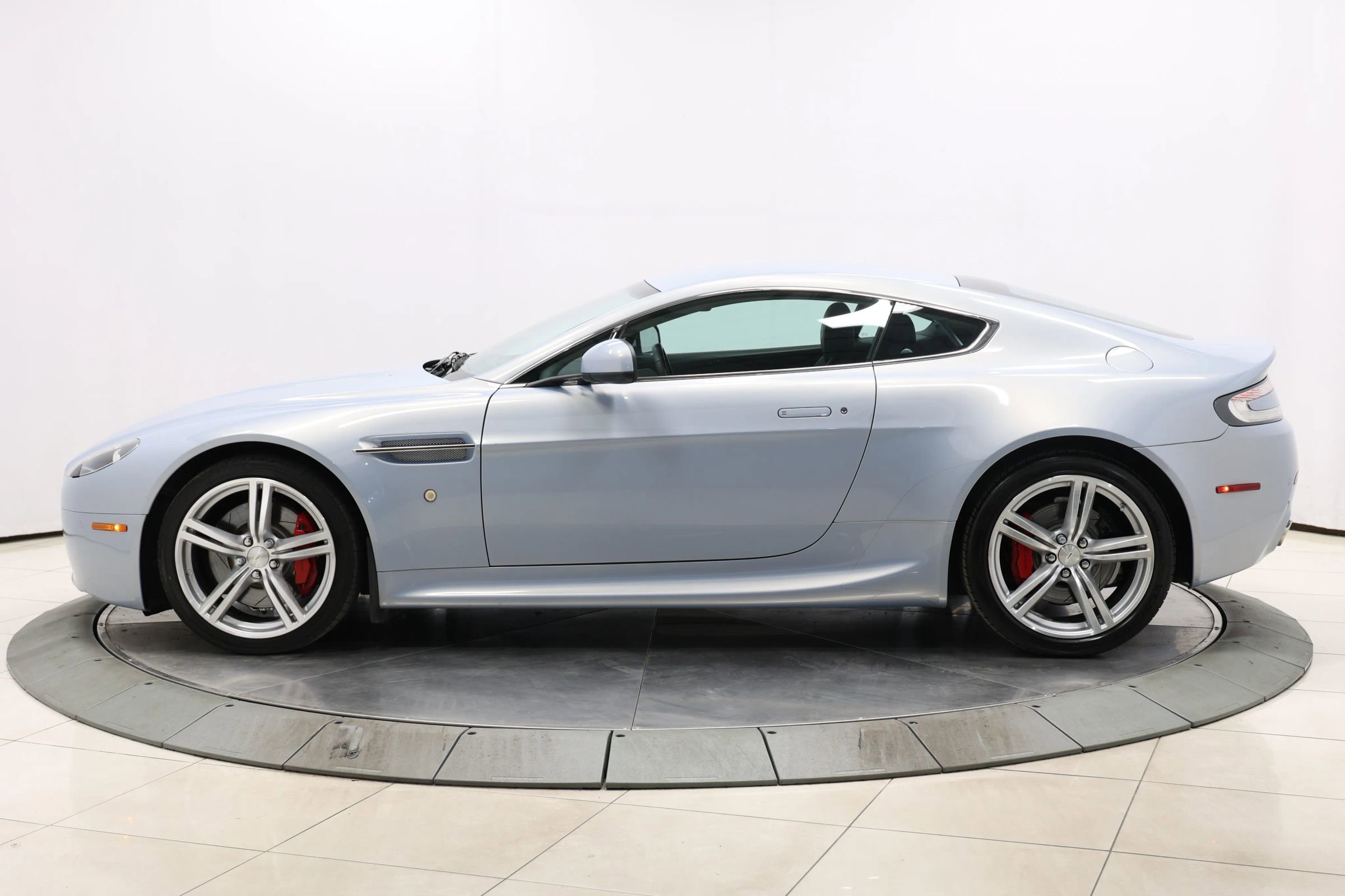 Used 2011 Aston Martin V8 Vantage Coupe image 8