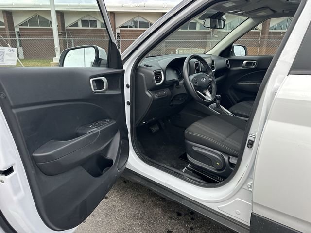 Used 2025 Hyundai Venue SEL image 18