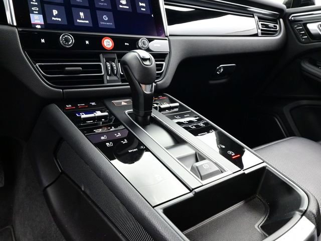 Certified 2025 Porsche Macan image 11