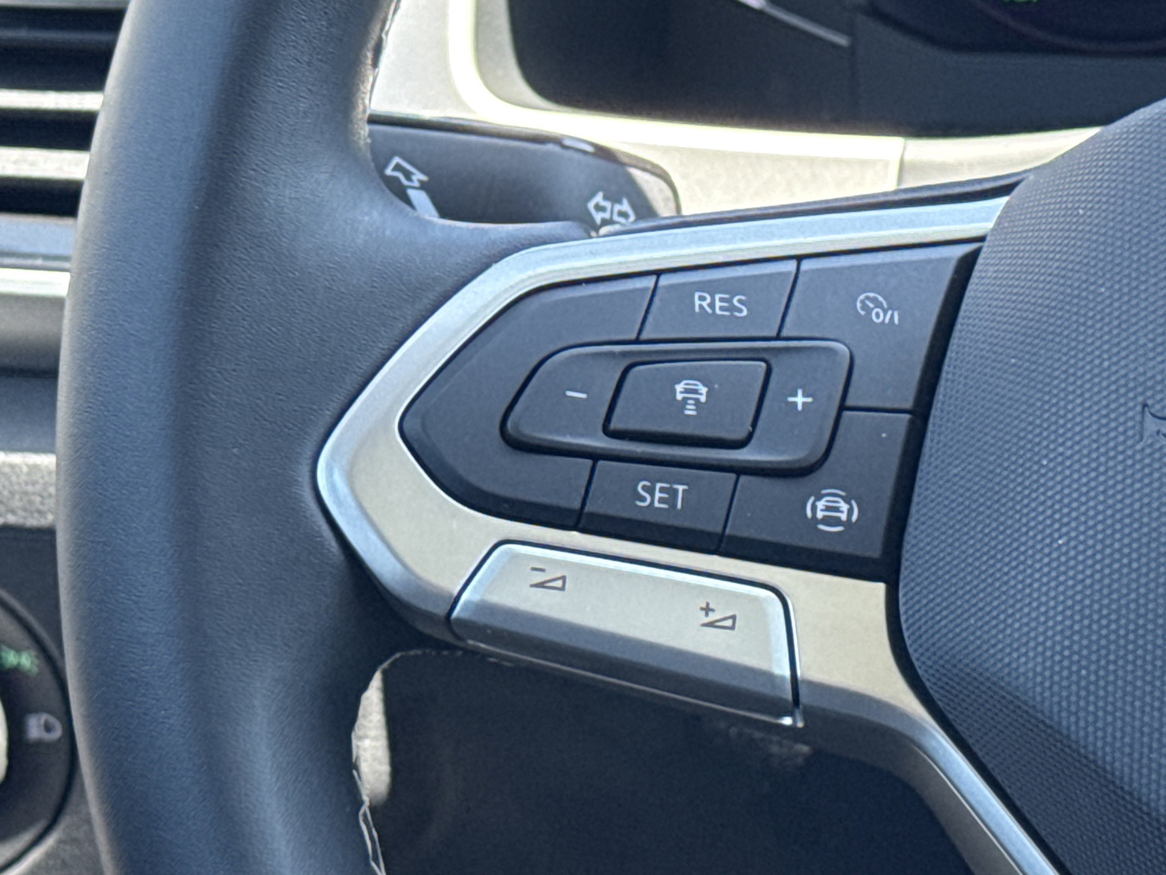 Used 2023 Volkswagen Atlas SE w/ Panoramic Sunroof Package image 6