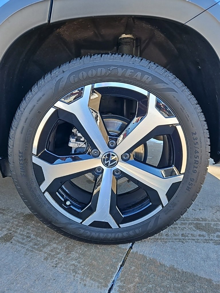 Used 2025 Volkswagen Taos SEL image 9