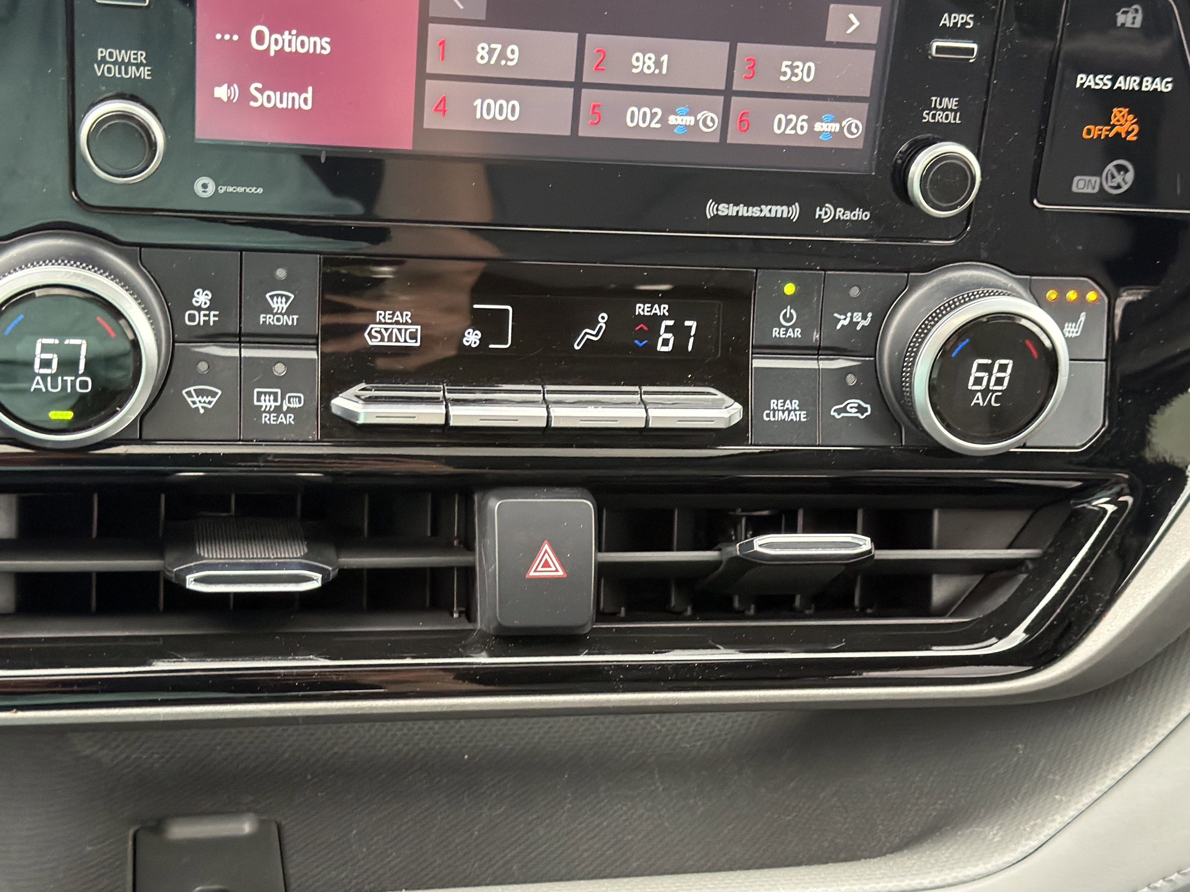 Used 2021 Toyota Highlander XLE AWD/4WD image 26