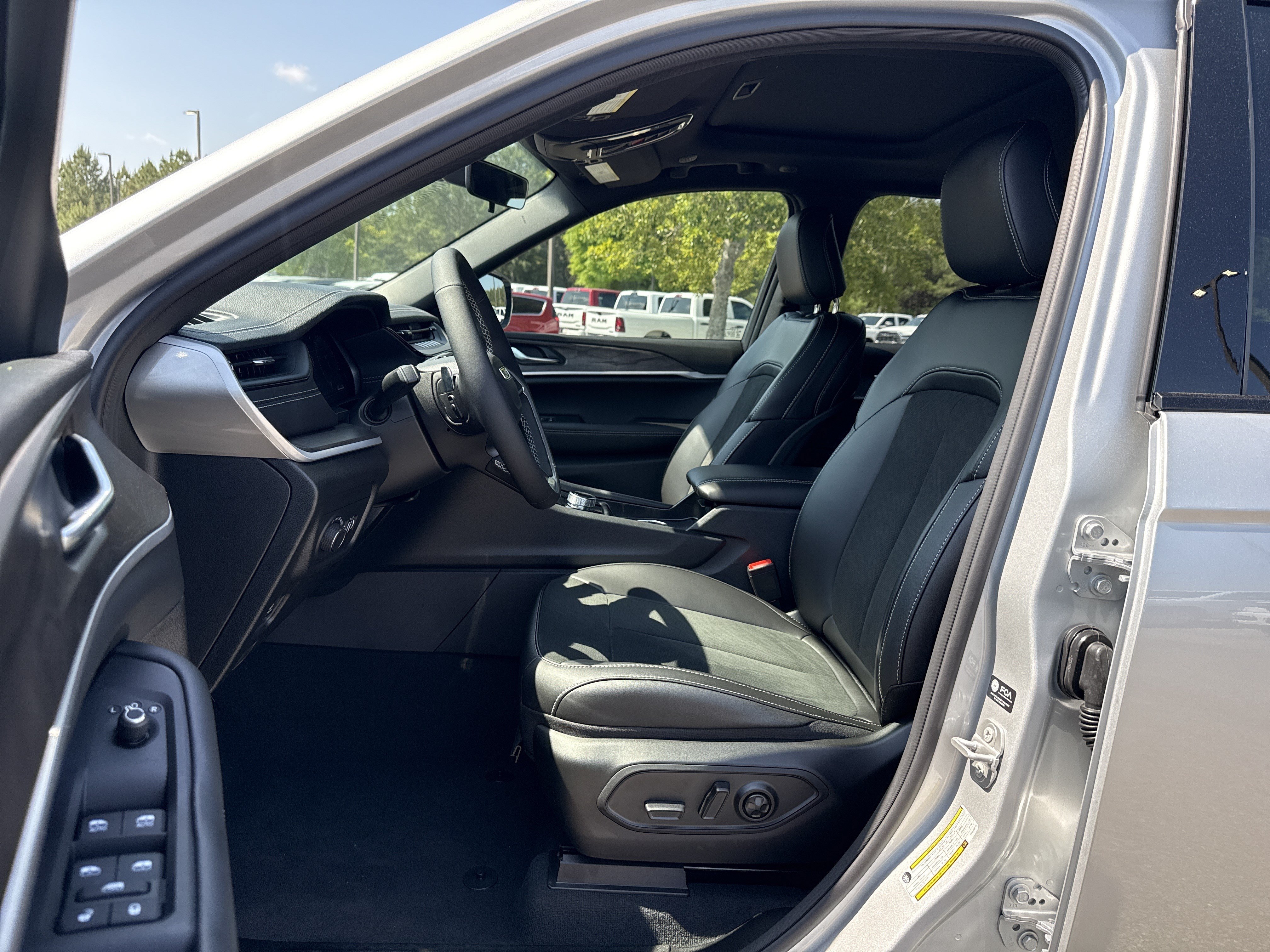 New 2026 Jeep Grand Cherokee Altitude RWD image 9