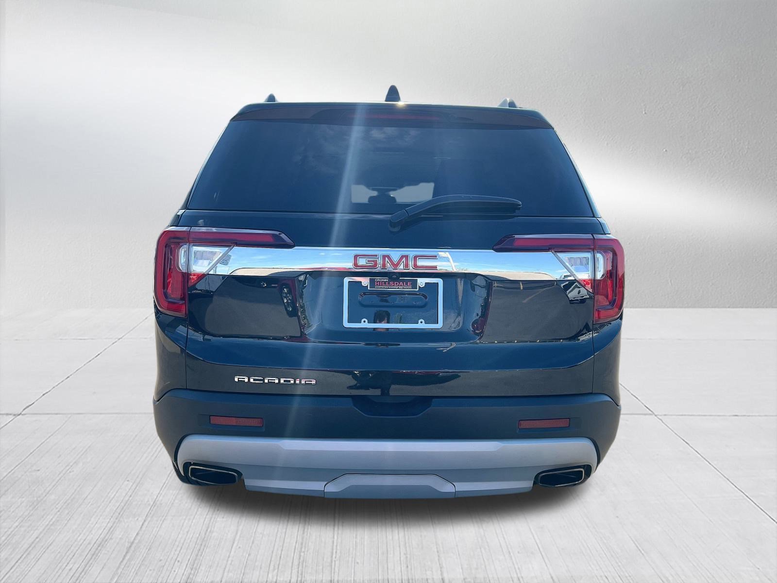 Used 2023 GMC Acadia SLT w/ Preferred Package image 4