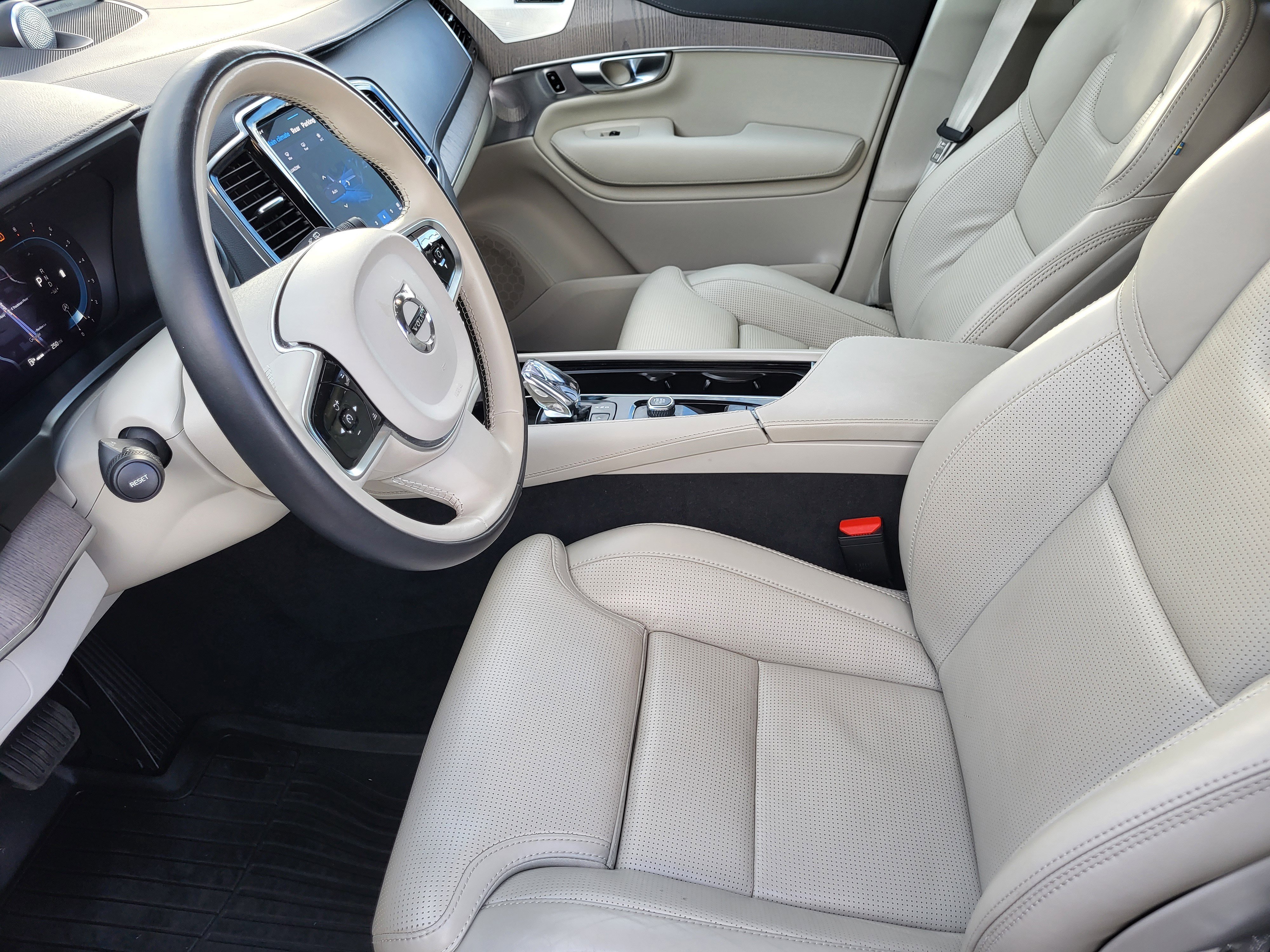 Certified 2023 Volvo XC90 B6 Ultimate w/ Protection Package Premier image 9