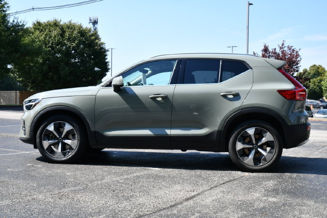 Used 2023 Volvo XC40 B5 Plus w/ Driver Assist Package AWD/4WD image 4