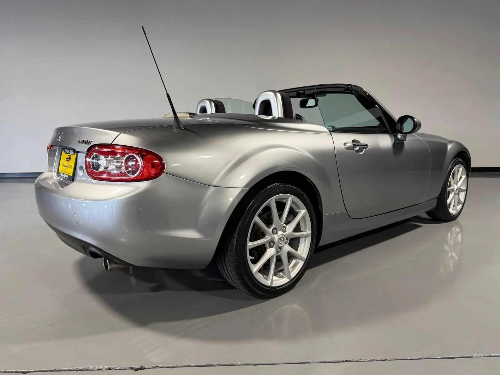 Used 2010 MAZDA MX-5 Miata Touring w/ Suspension Pkg RWD image 4