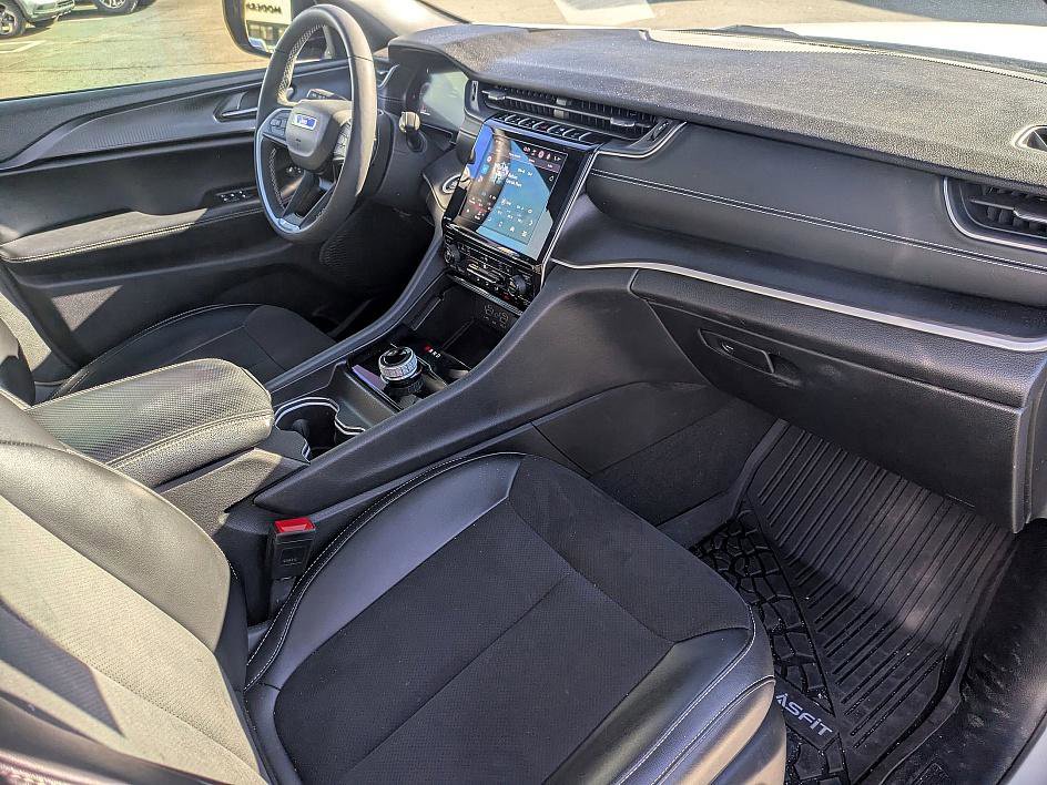 Used 2023 Jeep Grand Cherokee Altitude image 29