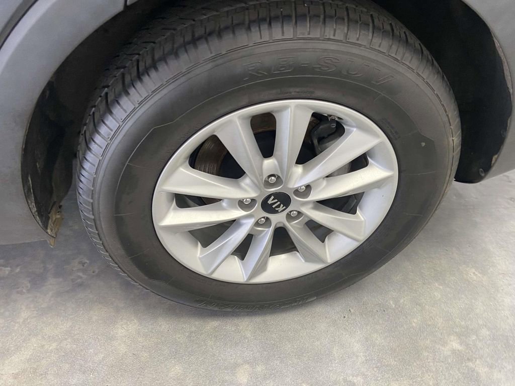 Used 2020 Kia Sorento LX image 9