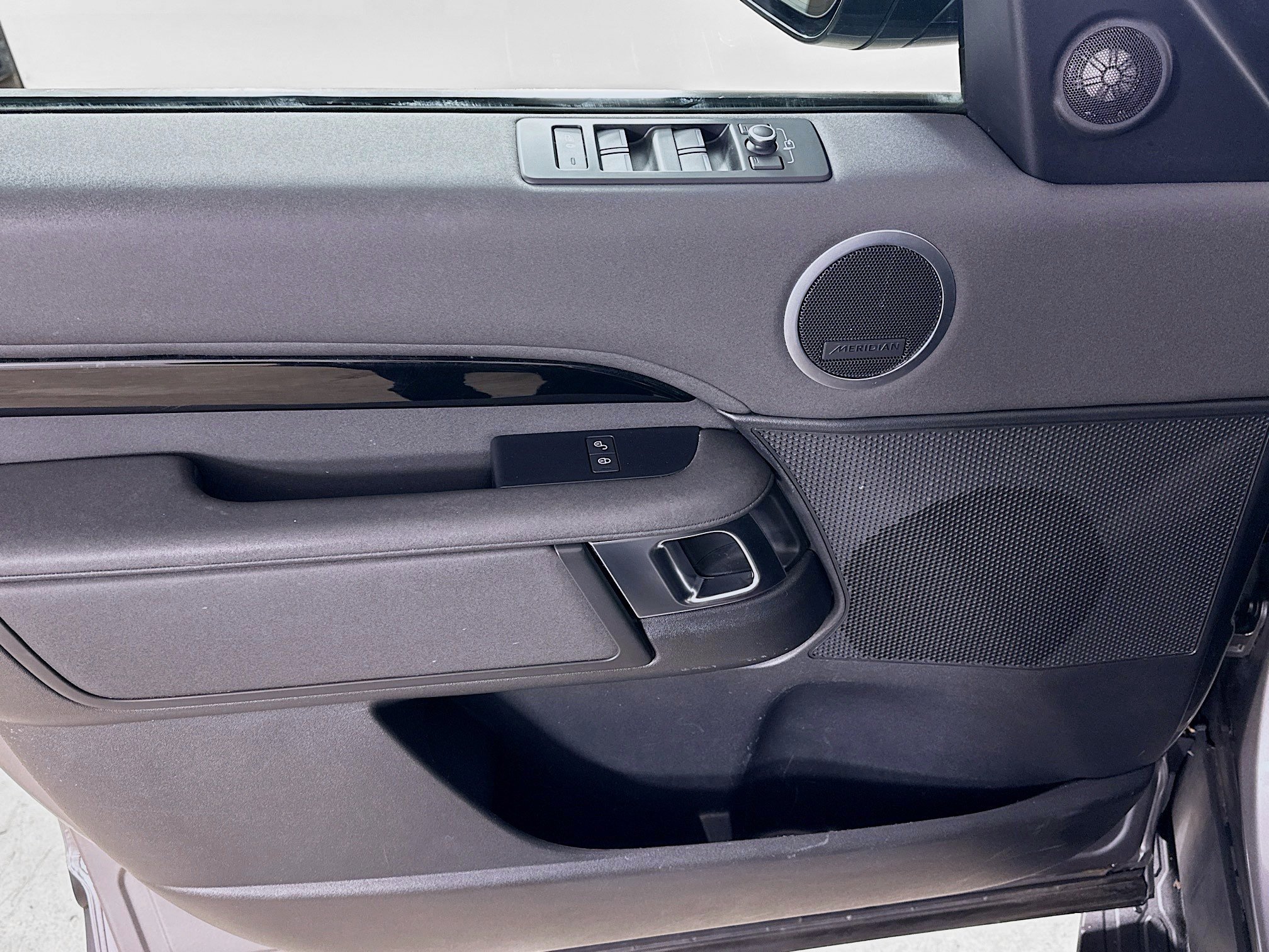 Used 2020 Land Rover Discovery SE image 17