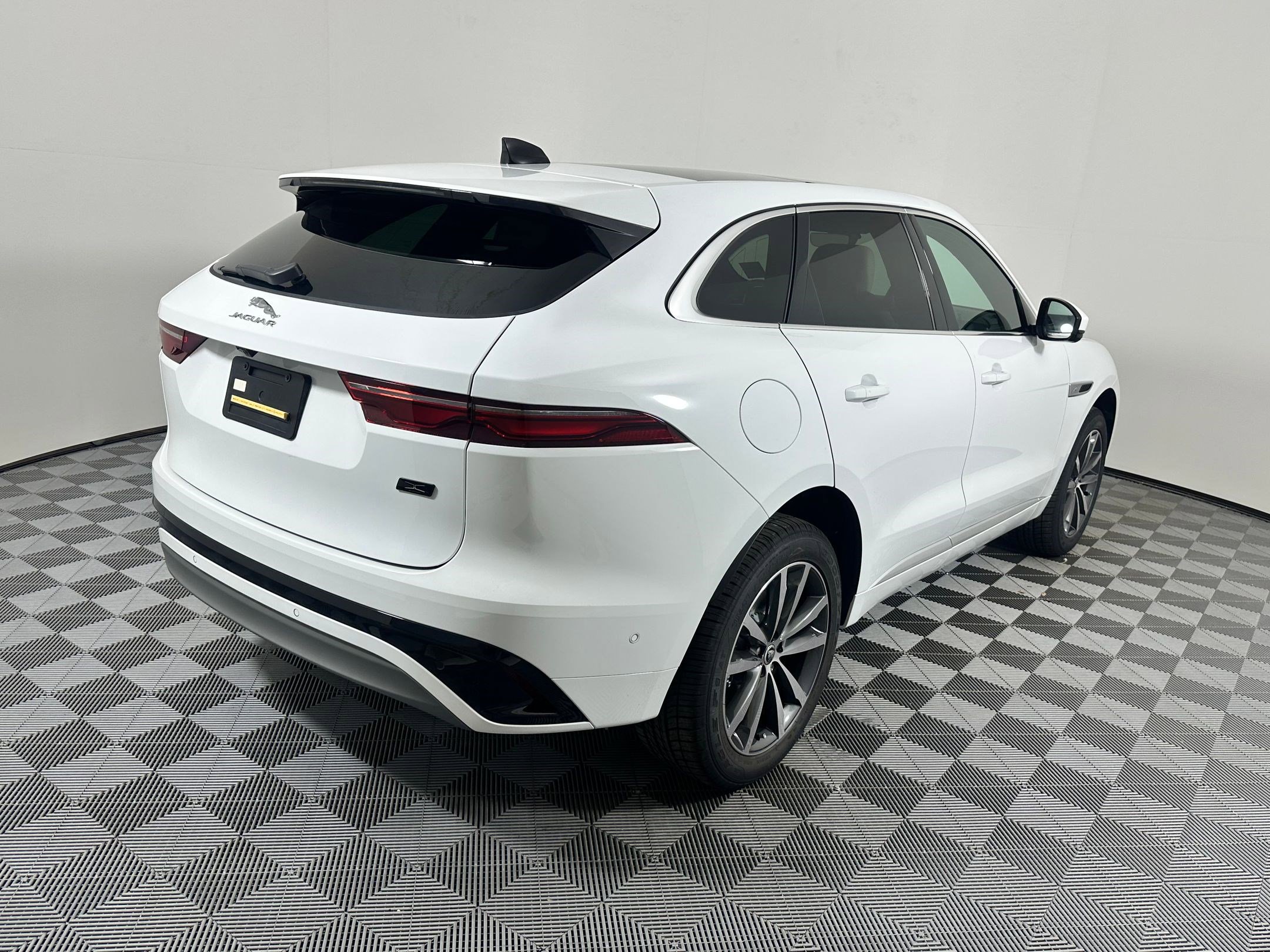 New 2026 Jaguar F-PACE R-Dynamic S image 18