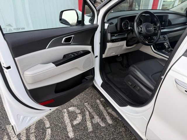 Used 2022 Kia Carnival LX image 16