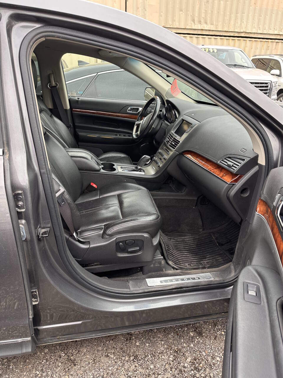 Used 2010 Lincoln MKT Base 4dr Crossover FWD image 8